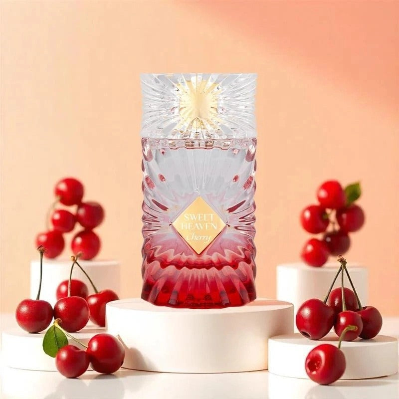 o sticlă sofisticată de parfum înconjurată de diferite elemente care simbolizeaza ingredientele din parfum și transmite aroma acestuia