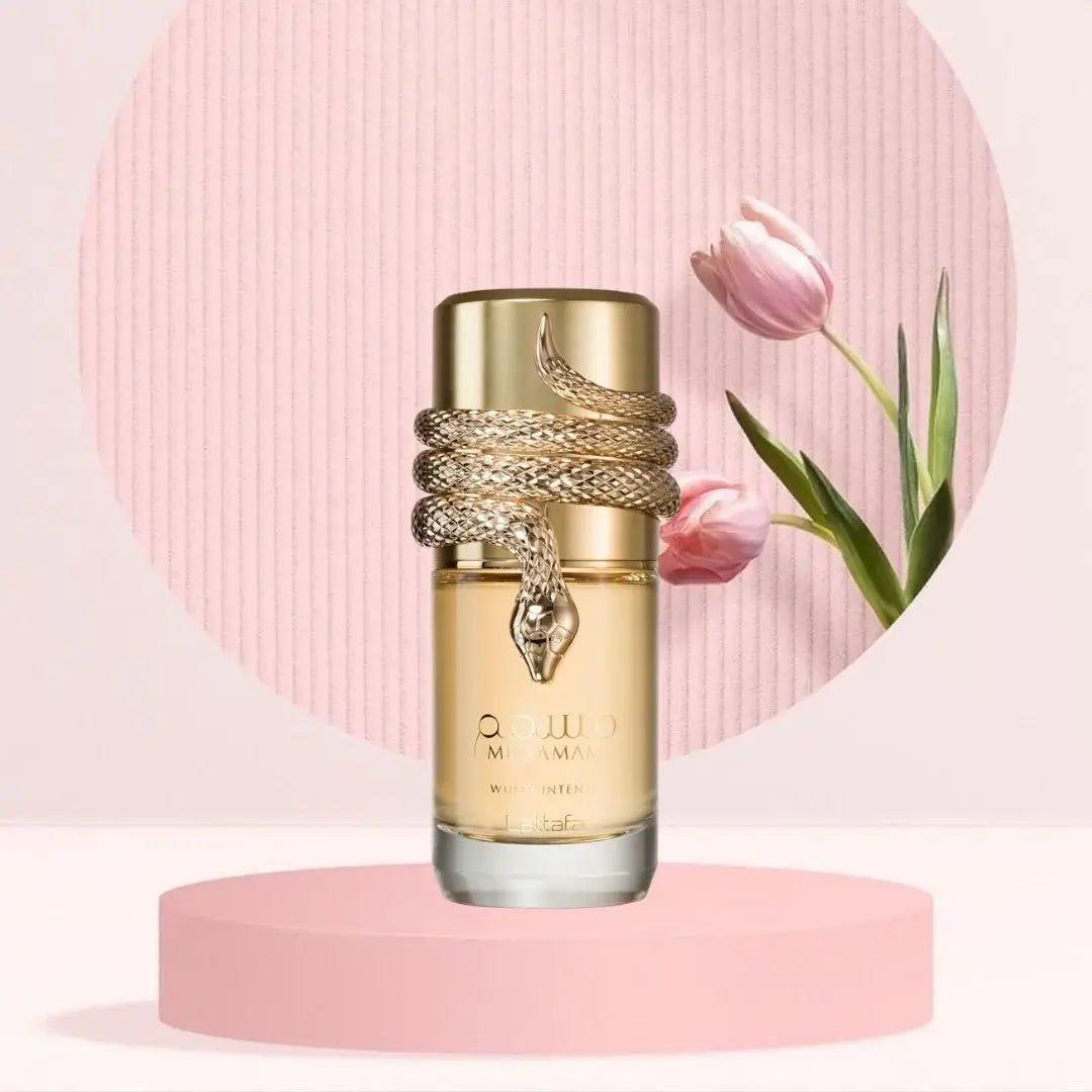 Lattafa Musamam White Intense, un parfum oriental-lemnos ce capteaza privirile si trezeste simturile. Designul opulent, cu sarpele auriu incolacit, dezvaluie caracterul seducator si luxos al acestei esente deosebite. 