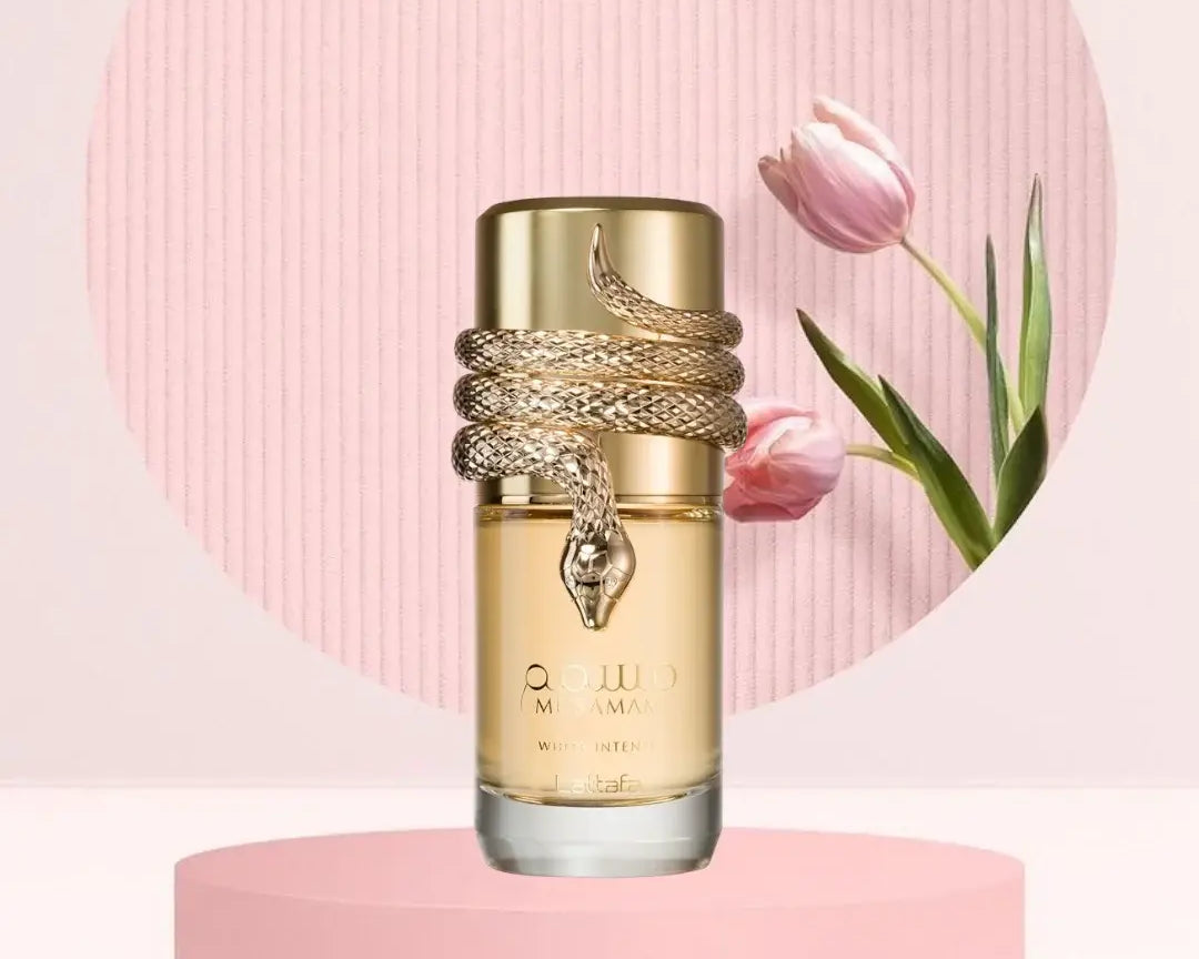 Lattafa Musamam White Intense, un parfum oriental-lemnos ce capteaza privirile si trezeste simturile. Designul opulent, cu sarpele auriu incolacit, dezvaluie caracterul seducator si luxos al acestei esente deosebite. 