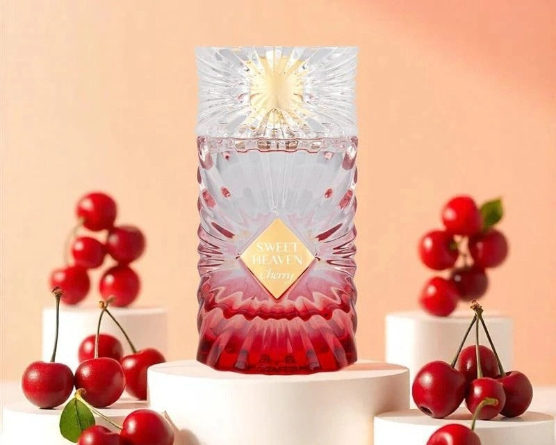 o sticlă sofisticată de parfum înconjurată de diferite elemente care simbolizeaza ingredientele din parfum și transmite aroma acestuia